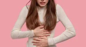 Mulher precisando saber o que é bom para azia