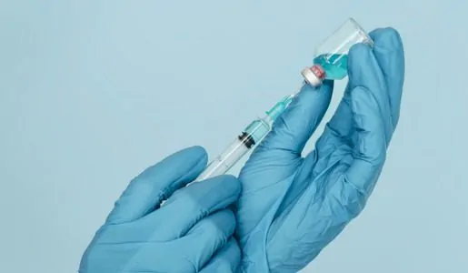 Médico segurando um frasco de dipirona injetável