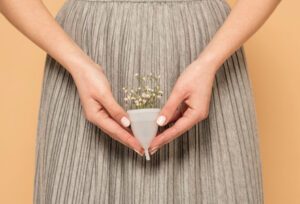 Pessoa segurando um coletor menstrual