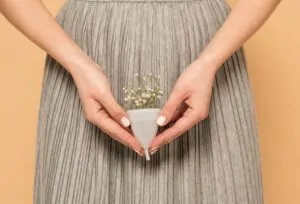 Pessoa segurando um coletor menstrual