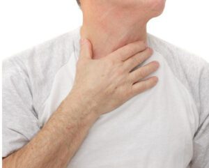 Home adulto com dor de garganta por conta da faringite