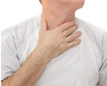 Home adulto com dor de garganta por conta da faringite