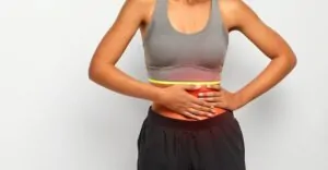 Mulher sofrendo de síndrome do intestino irritável