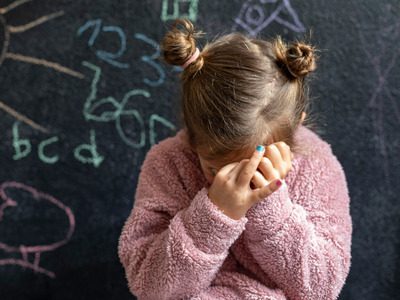 Criança com TDAH transtorno déficit de atenção com hiperatividade