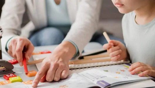 Criança fazendo terapia