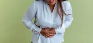 Mulher sofrendo com infecção intestinal