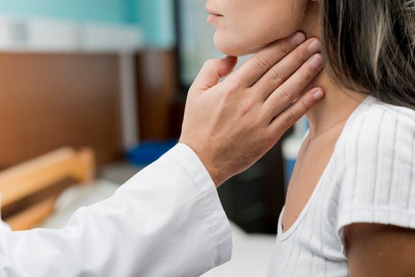 Médico examinando