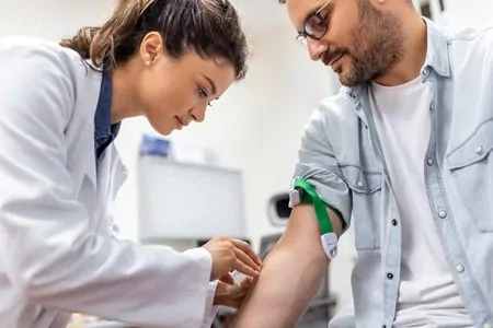 Paciente fazendo hemograma