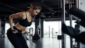 imagem de uma mulher realizando o exercício remada curvada