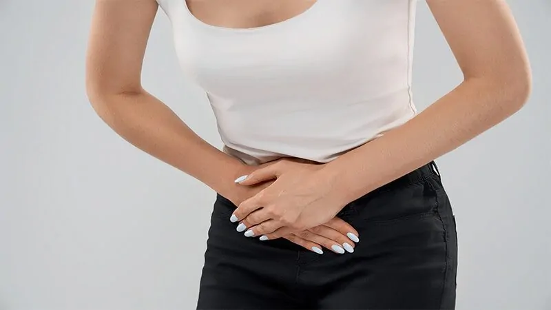 imagem de uma mulher incomodada com a ardência nas partes íntimas
