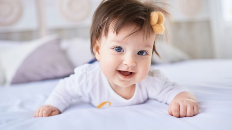 Imagem de uma bebê sorrindo