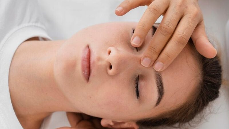 Imagem de uma mulher recebendo a massagem terapêutica da Barra de Access