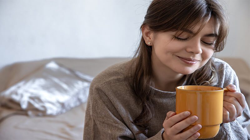 Imagem de uma mulher tomando chá caseiro para sinusite