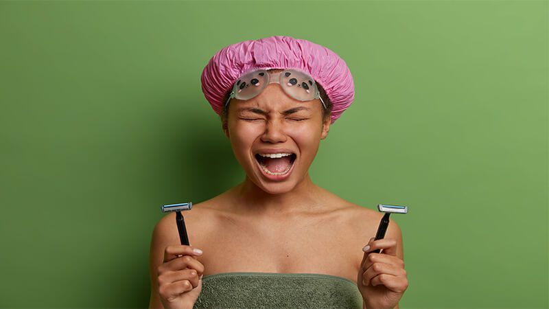 Imagem de uma mulher segurando duas lâminas de barbear