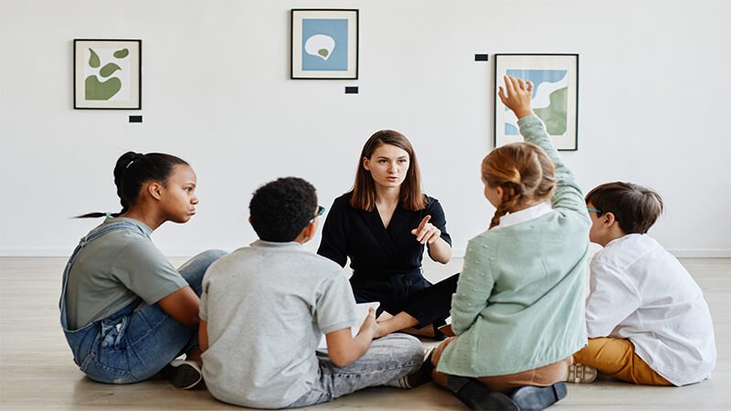 Imagem de um grupo de crianças realizando uma dinâmica sobre confiança