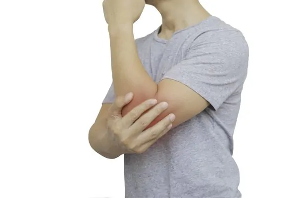Homem com um caroço no braço