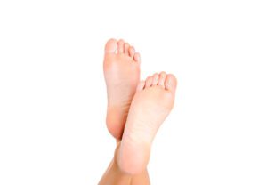 Pessoa mostrando o pé amarelo