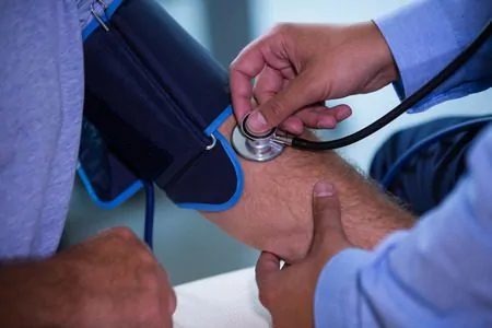 Medico medindo a pressão de paciente que precisa de remédio caseiro para baixar a pressão alta