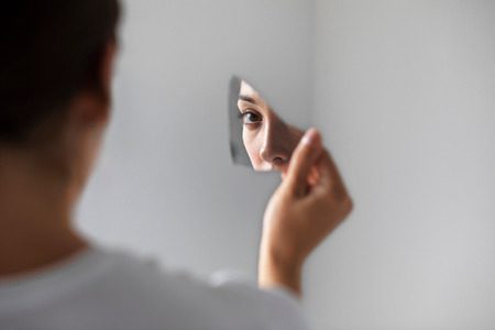Pessoa se olhando através do espelho
