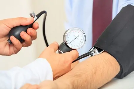 Médico examinando paciente