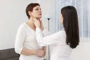 Mulher sendo examinada