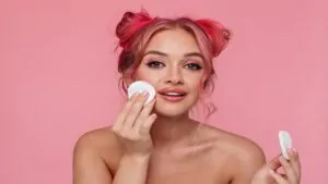 imagem de uma mulher utilizando um removedor de maquiagem