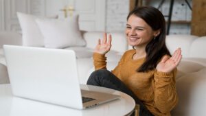 Imagem de uma mulher realizando a terapia online