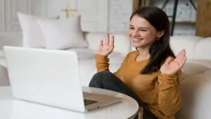 Imagem de uma mulher realizando a terapia online