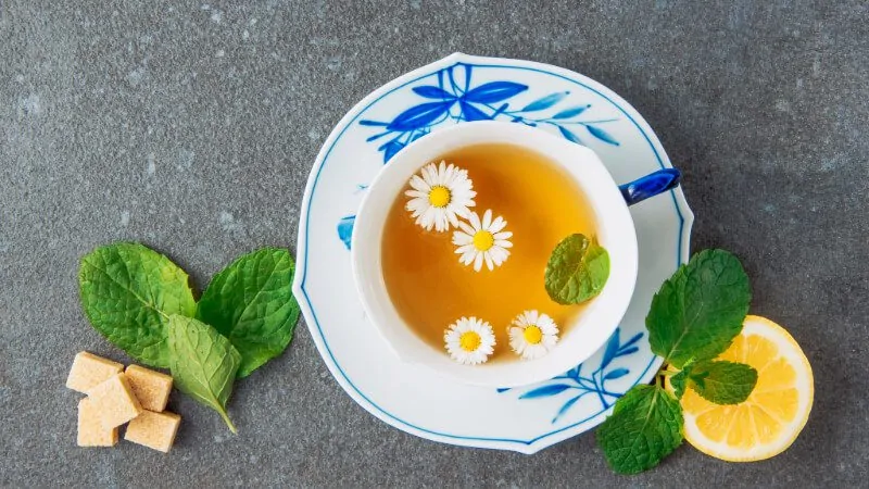 imagem com um chá caseiro para alergia na pele