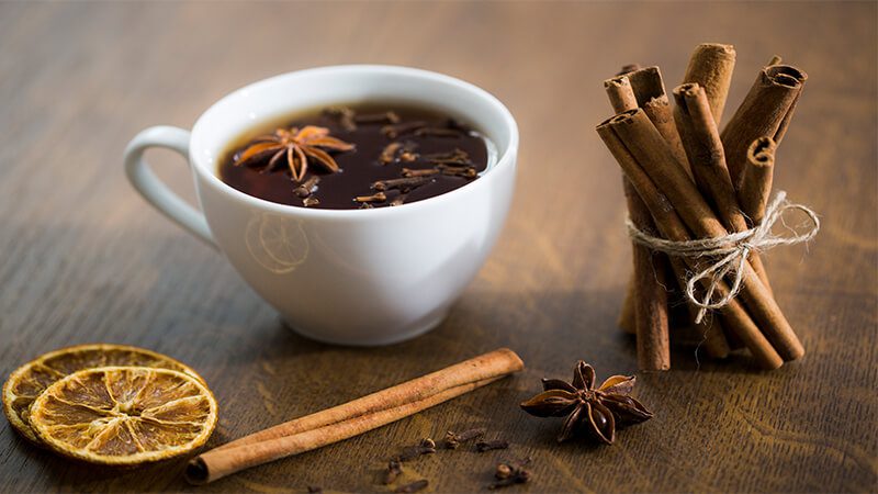 Imagem de uma xícara com chá de anis estrelado