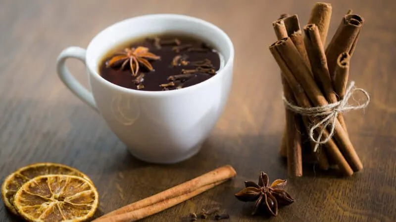 Imagem do chá caseiro para tosse de canela e cravo