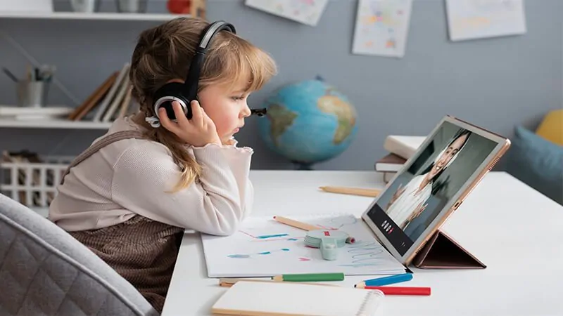 Imagem de uma criança realizando uma consulta de fonoaudiologia online