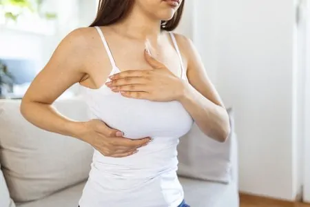 Mulher sentindo um caroço no seio