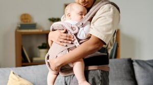 Mulher segurando bebê
