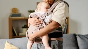 Mulher segurando bebê