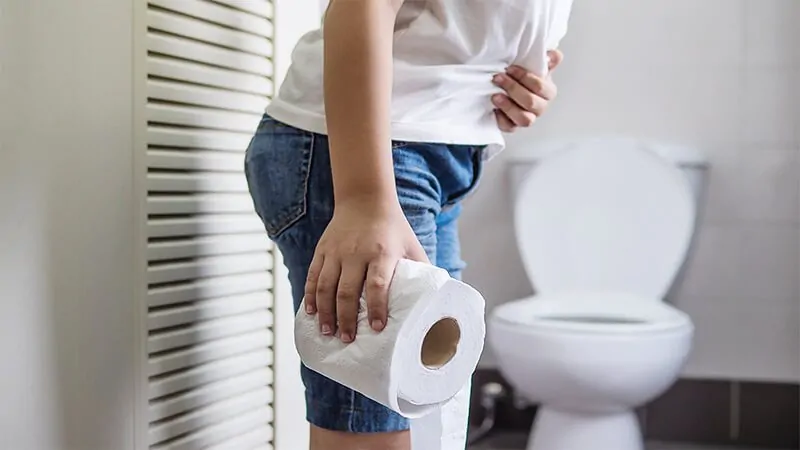 imagem de uma pessoa indo ao banheiro após a dieta obstipante
