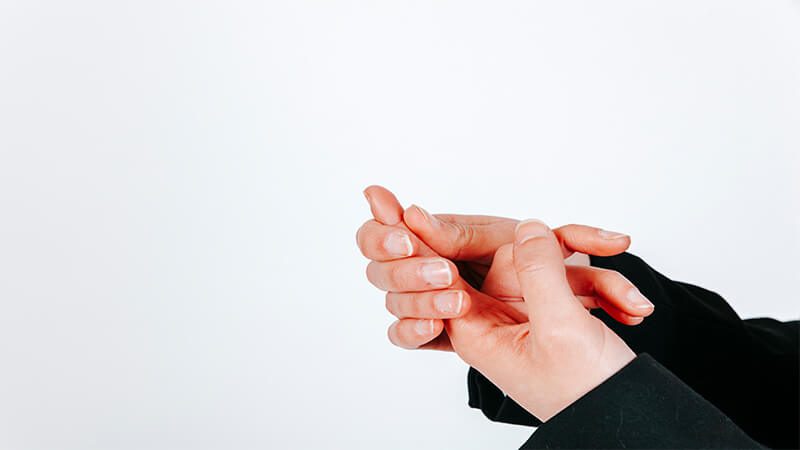 imagem de uma mão com a unha inflamada