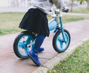 Menina utilizando uma bicicleta