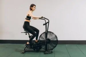 Mulher fazendo exercício em uma bicicleta