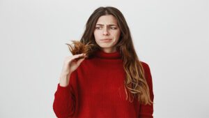 imagem de uma mulher com o cabelo seco