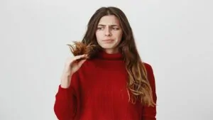 imagem de uma mulher com o cabelo seco