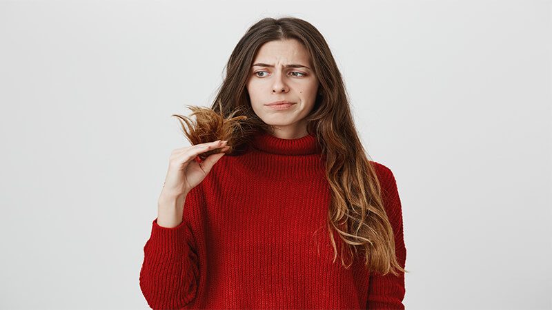 imagem de uma mulher com o cabelo seco