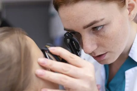 Médica examinando paciente com conjuntivite
