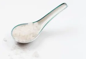 Colher medidora com sal