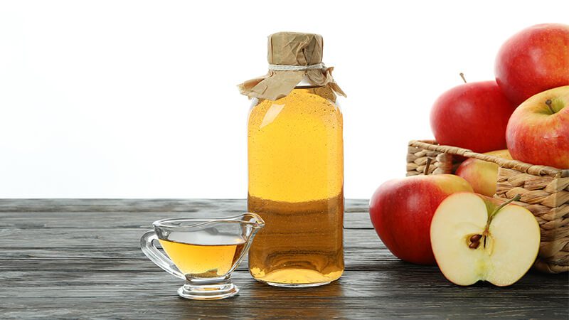 imagem do vinagre de maçã como remédio caseiro para unha inflamada