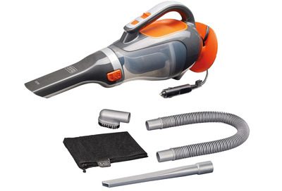 imagem de um aspirador de pó para carros BLACK+DECKER BDCV610 na cor cinza e laranja com reservatório semitransparente ao lado de dois bicos extra e uma mangueira extensora