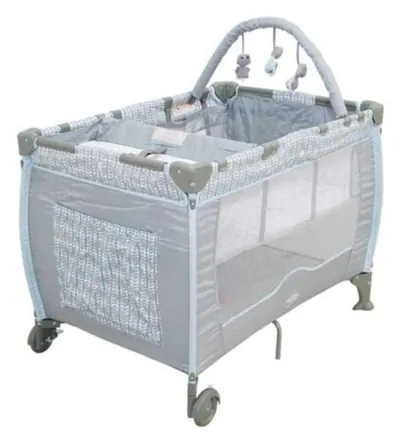 imagem de um berço portátil da Baby Style na cor cinza e azul em formato de cercadinho com bolso lateral, trocado e mobile com três ursinhos