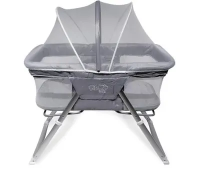 imagem de um berço portátil da Maxi Baby em formato de Moisés com laterais teladas e revestimento na cor cinza