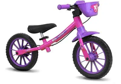 imagem de uma bicicleta de equilíbrio com duas rodas aro 12 e cestinha da Nathor na cor rosa e roxa