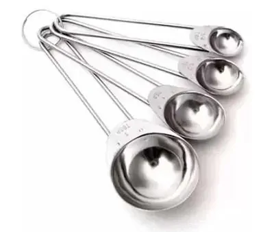 imagem de um conjunto com 4 colheres medidoras da Mimo Style em aço inoxidável